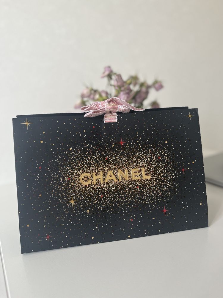 Упакування Chanel та скотч Dior