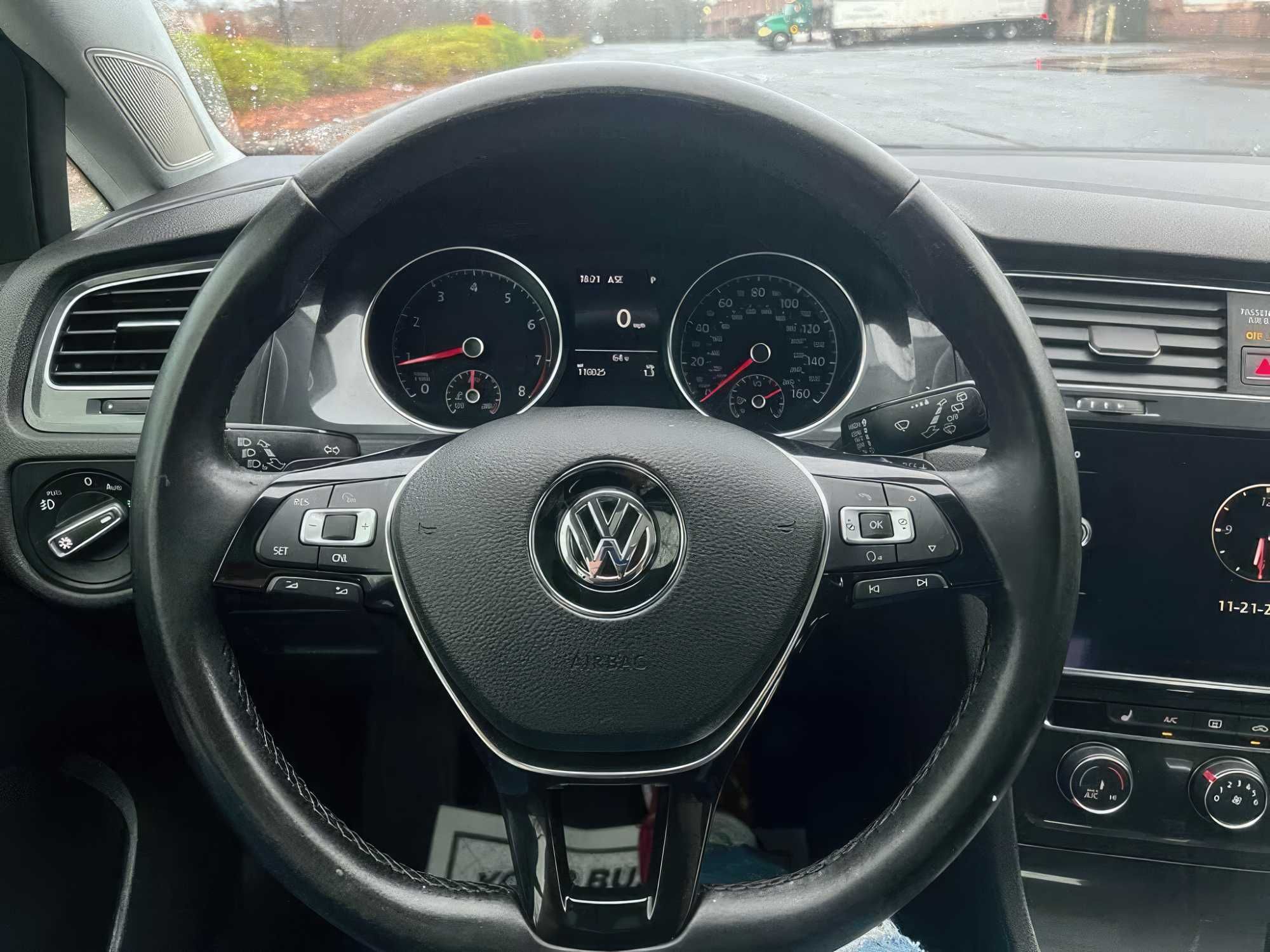 2018 Volkswagen Golf TSI SE