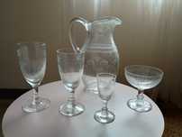 Conjunto de copos de cristal trabalhados