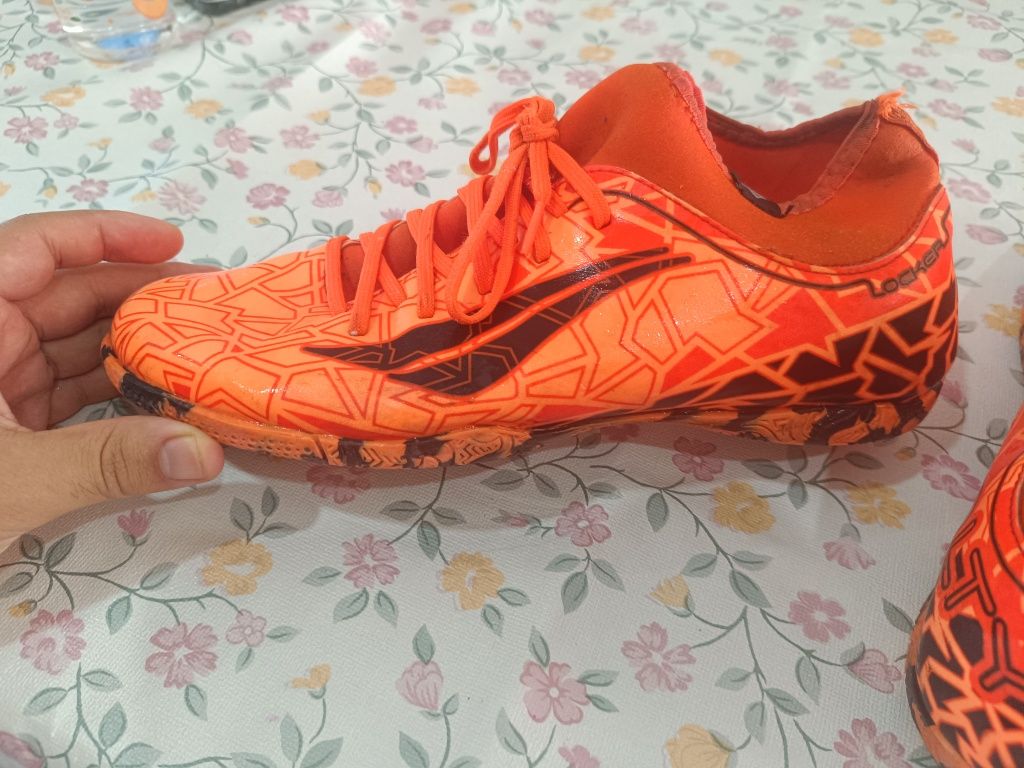 Chuteiras Penalty cor laranja número 42