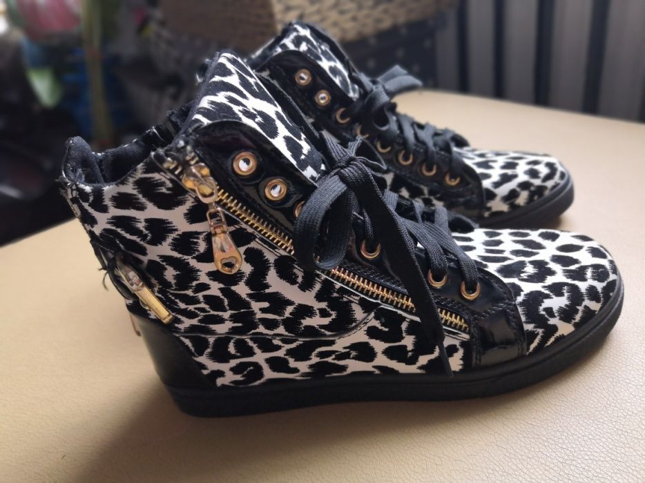Nowe wysokie trampki, ala sneakersy; ozdobne zamki z tyłu, centki - mo