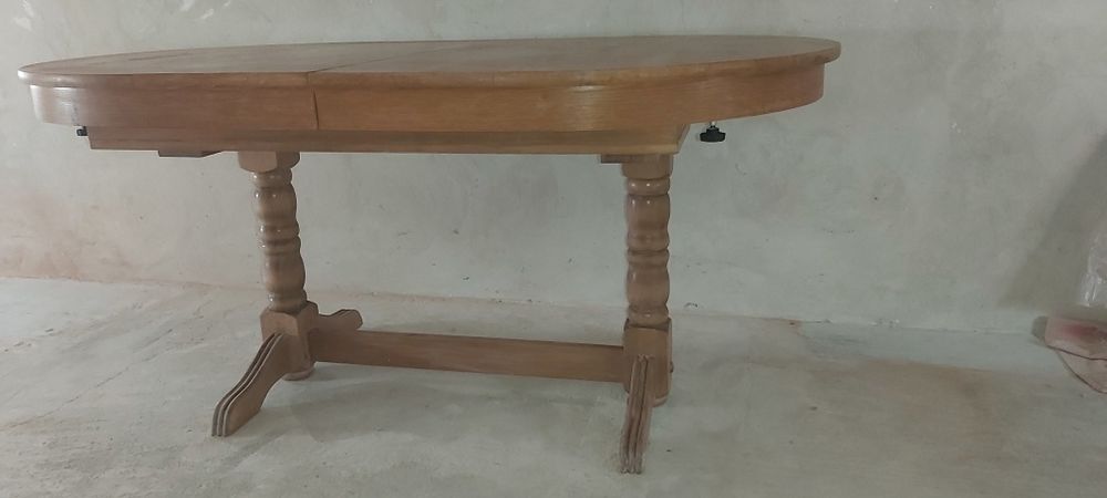 Duży owalny rozkładany stół