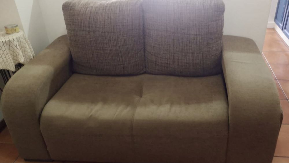 Sofá 2 lugares + 2 puffs laterais – Em ótimo estado