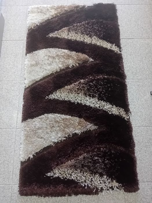 Carpete castanha e branca