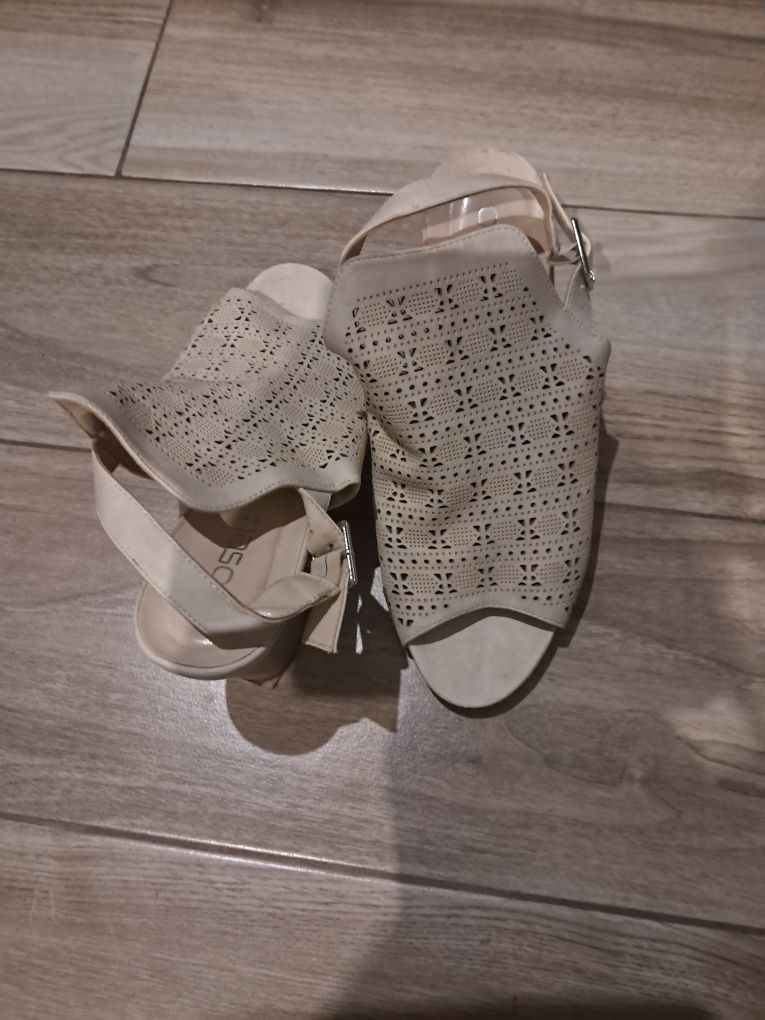 Buty letnie jasny beż