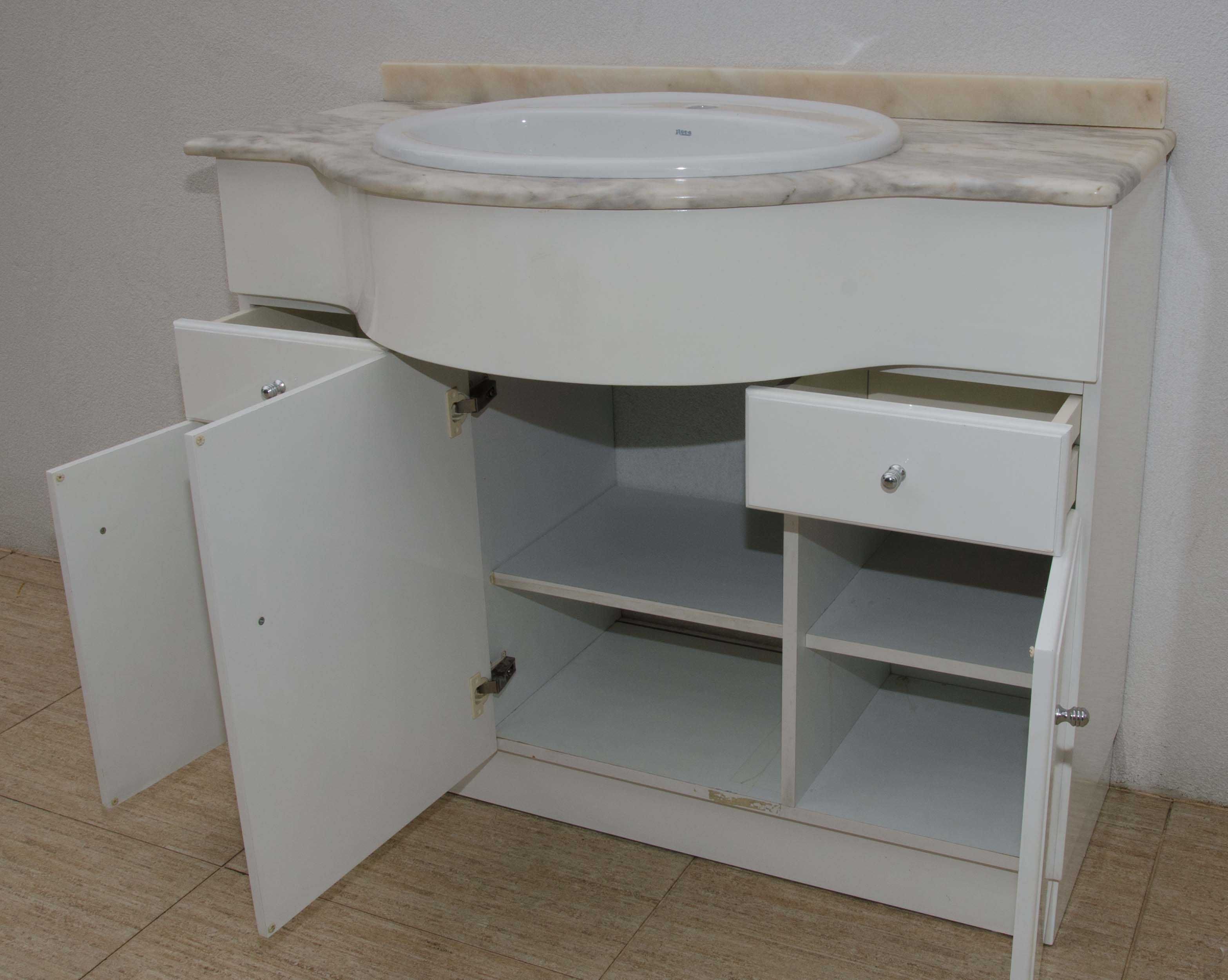 Móvel de casa de banho c/ torneira