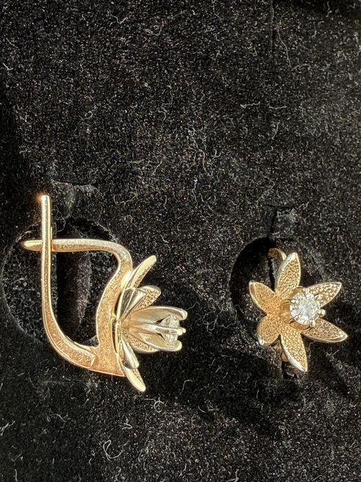 Нові золоті сережки квіточки з діамантами 585 проба