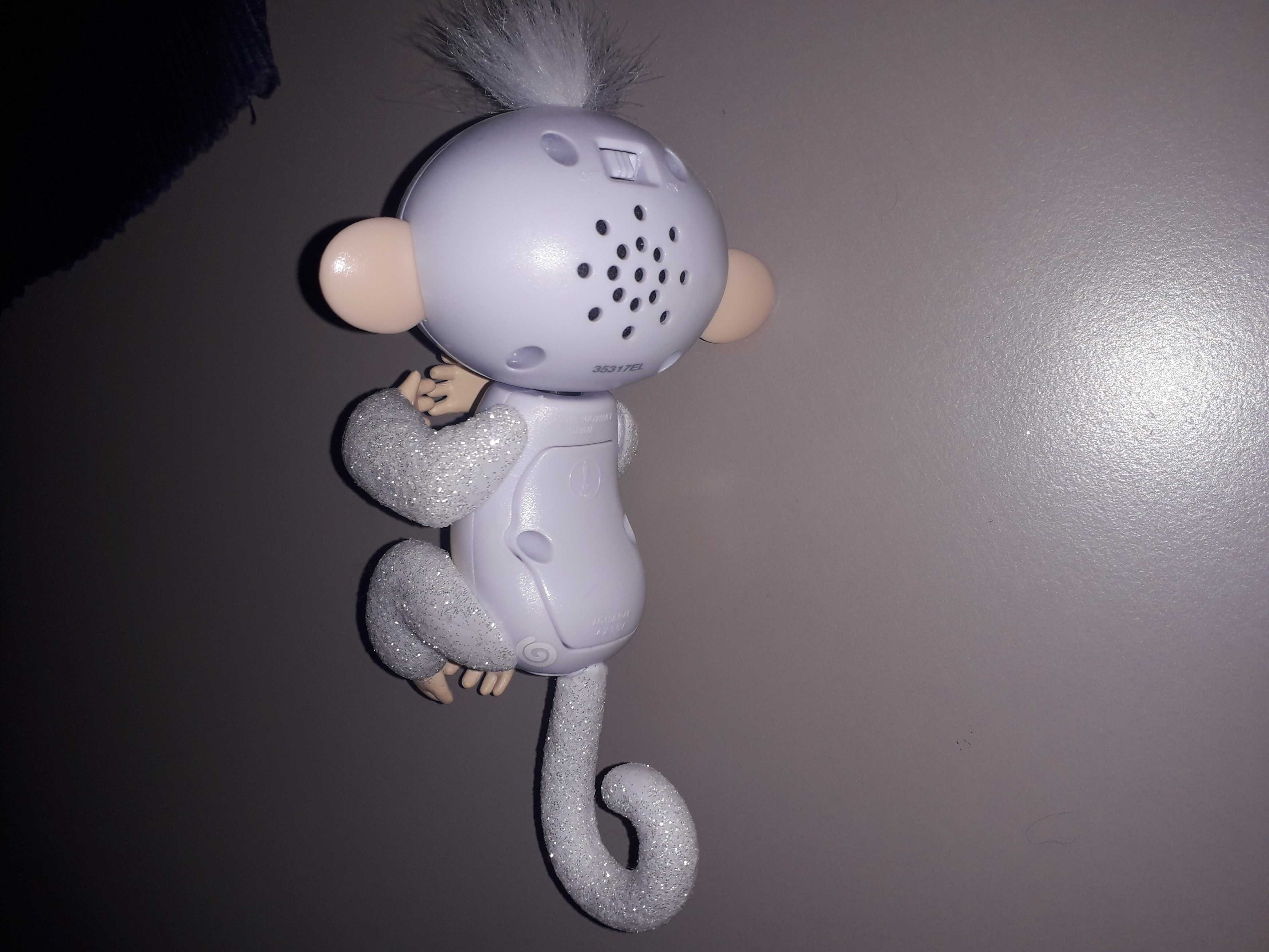 Małpka interaktywna Fingerlings, fioletowa. 12cm