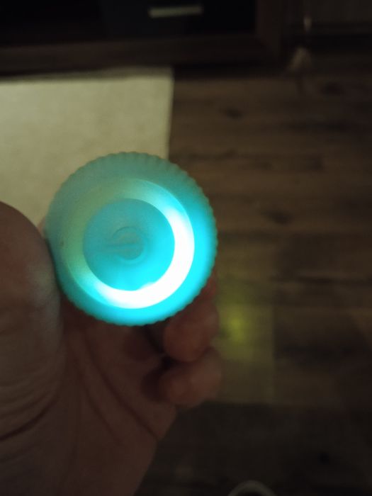 Piłeczka dla kota turlająca świecąca