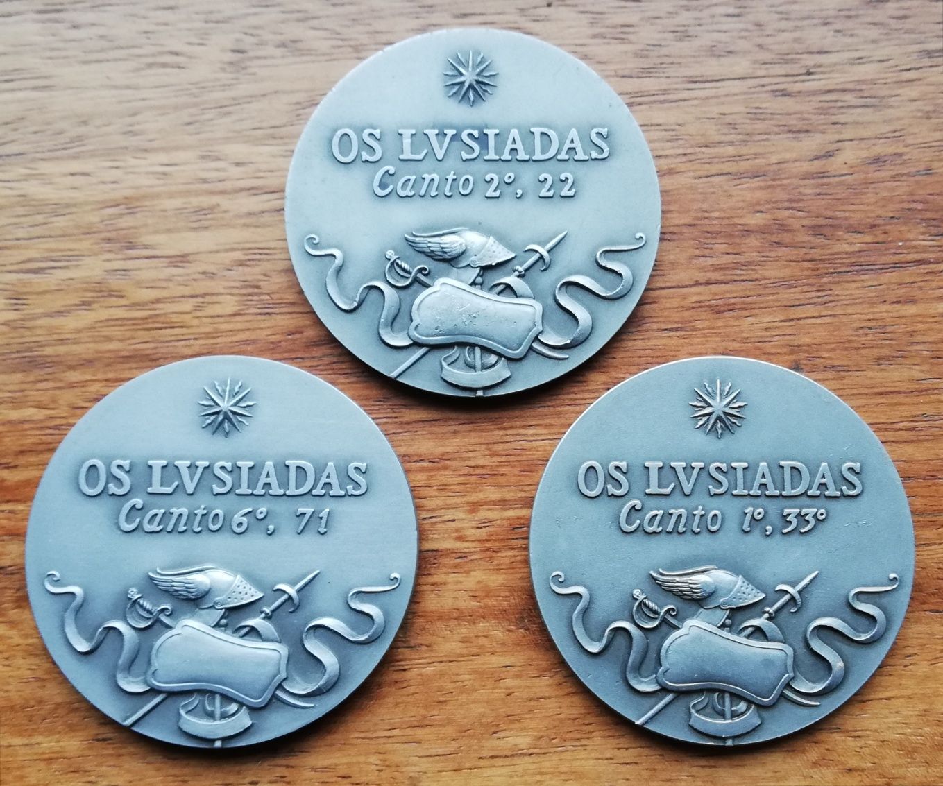 → 2 Moedas / Medalhas / Medalhões Lusíadas (c/ OFERTA do Envio)