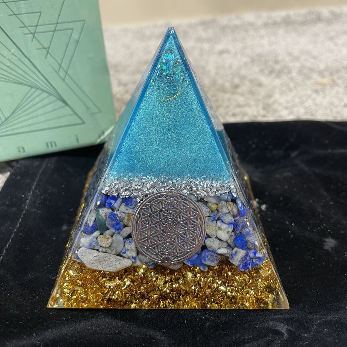 Orgonit piramida kryształowa piramida 8 cm