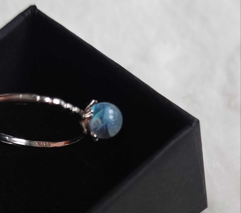 Nowy srebrny pierścionek z kamieniem księżycowym