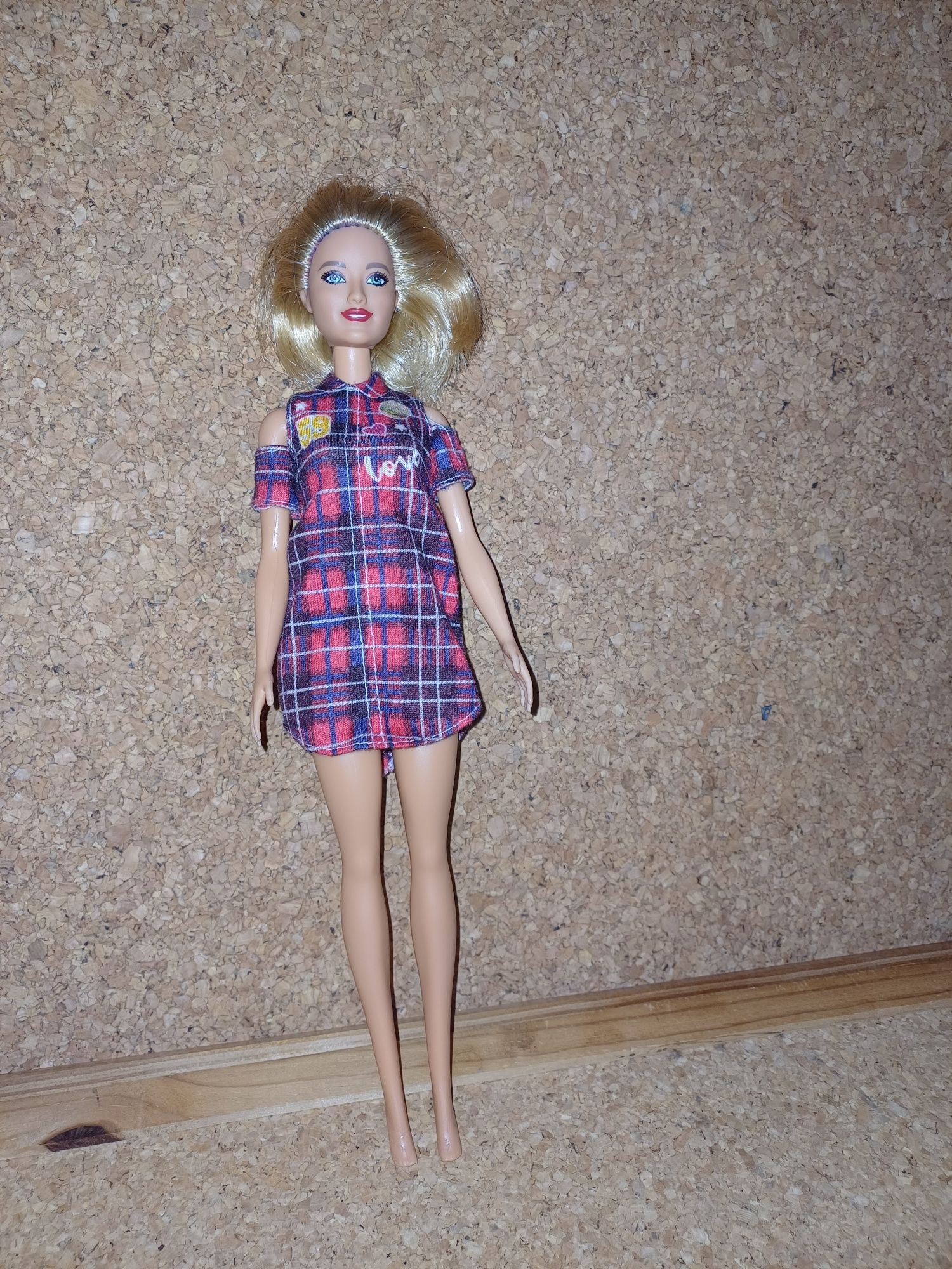 Barbie com vestido. 
Mattel.