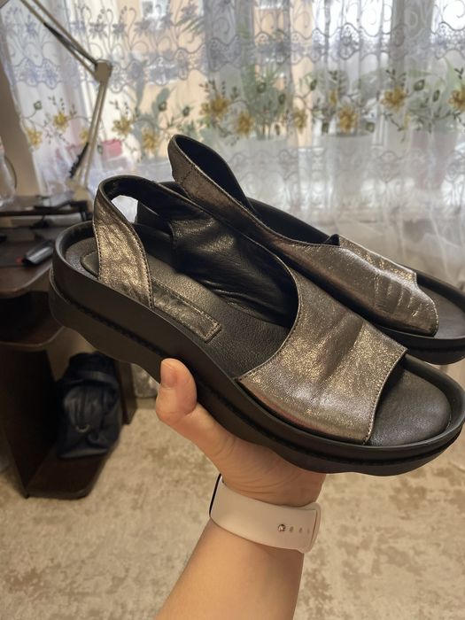 Шкіряні сандалі..