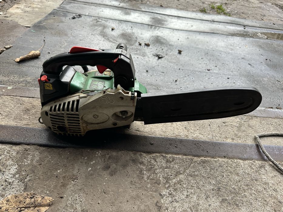 Бензопила пилить можно одной рукой!