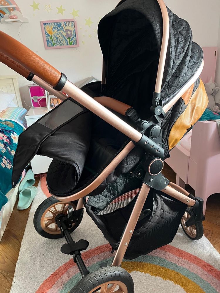 Carrinho de bebe moderno e muito bem estimado