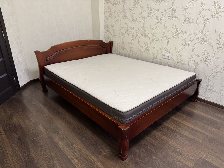 Ліжко деревʼяне 1,6 х 2,0 з матрасом + тумбочки