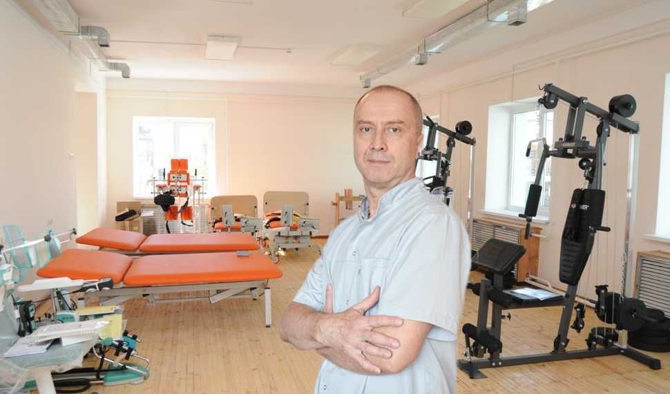 Костоправ,  массаж, любые смещения.   Весь спектр болей позвоночника.