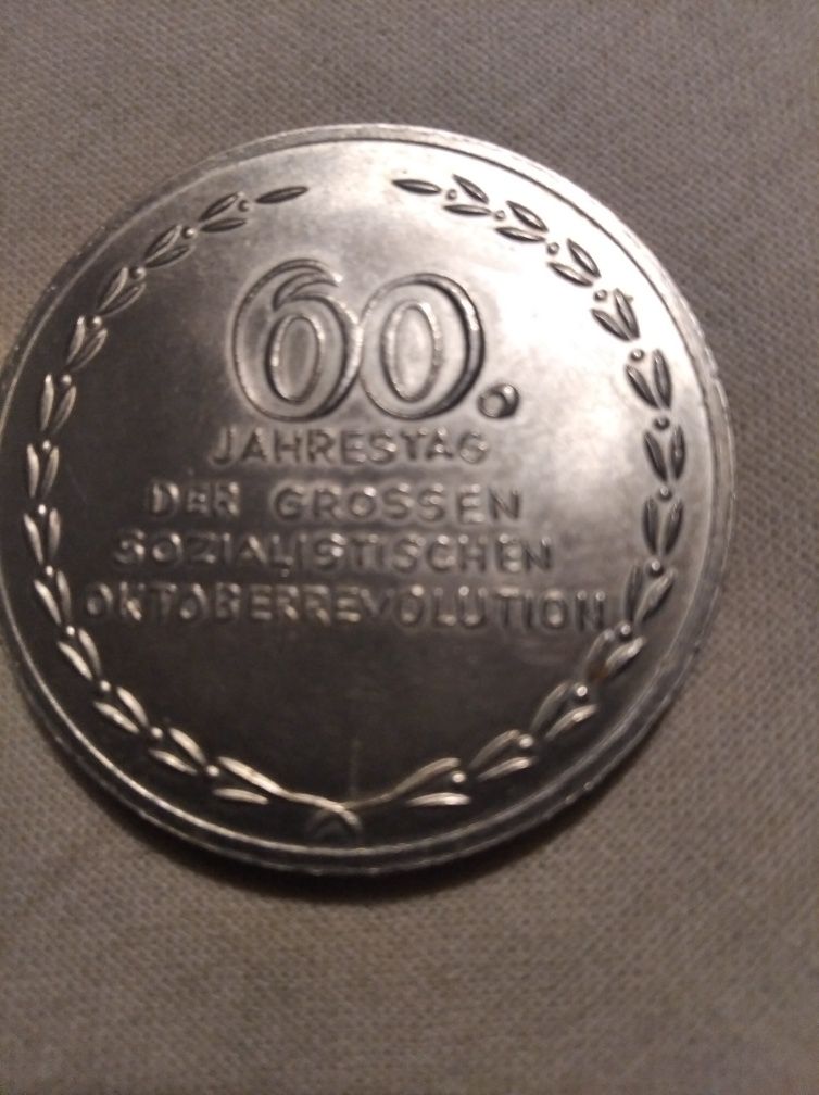 Продам медаль-монета ГДР-60 лет Октябрьской революции