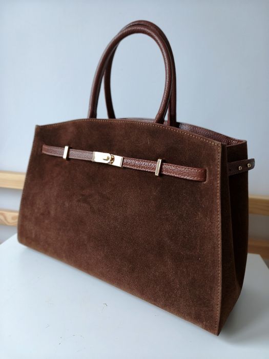 Zamszowa elegancka torebka tote kuferek karmelowa złote okucia elegant