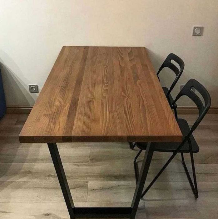 Обідній стіл з дерев'яною стільницею