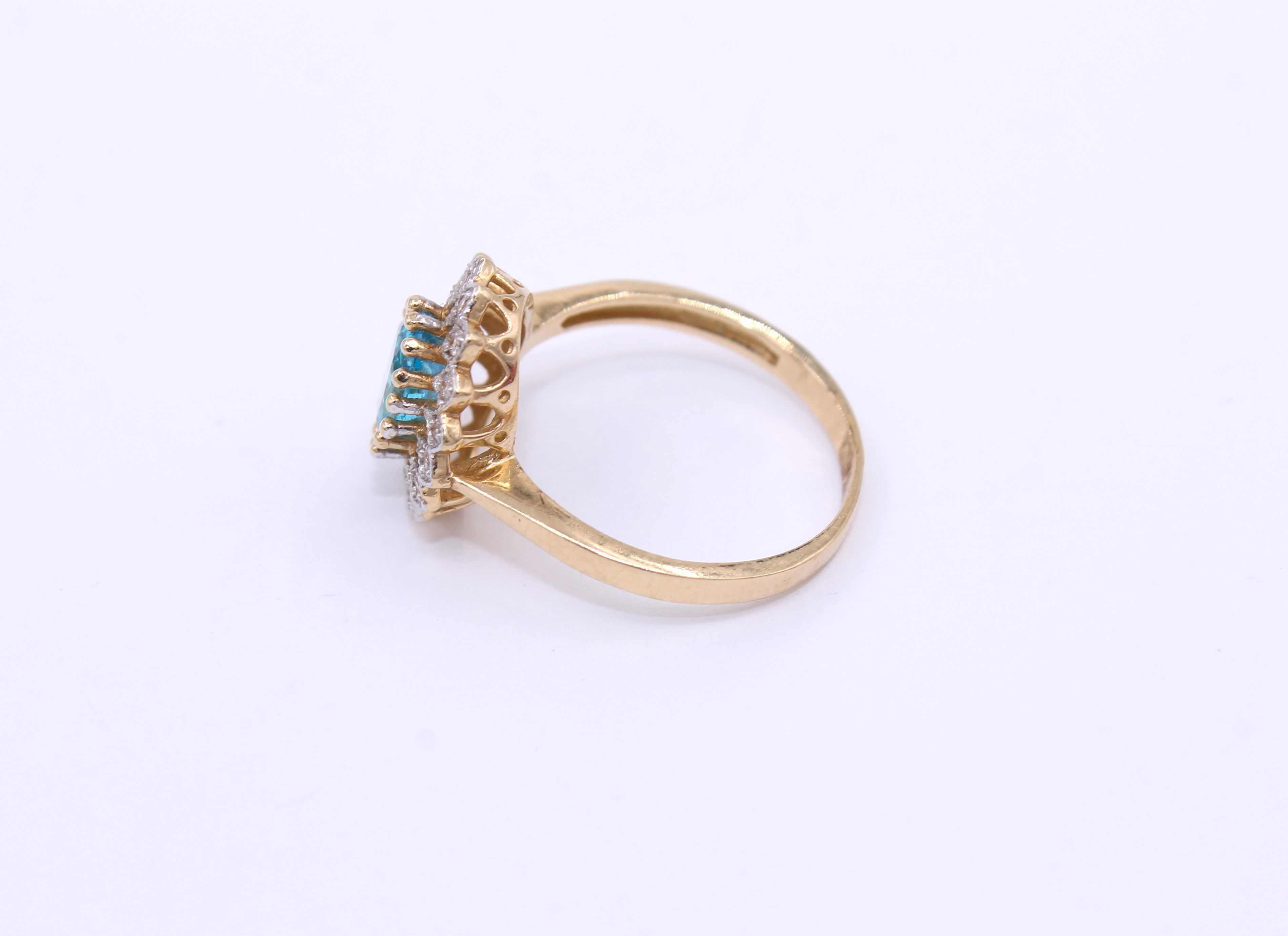 Złoty pierścionek p.585/3,52g z błękitnym kamieniem i cyrkoniami
