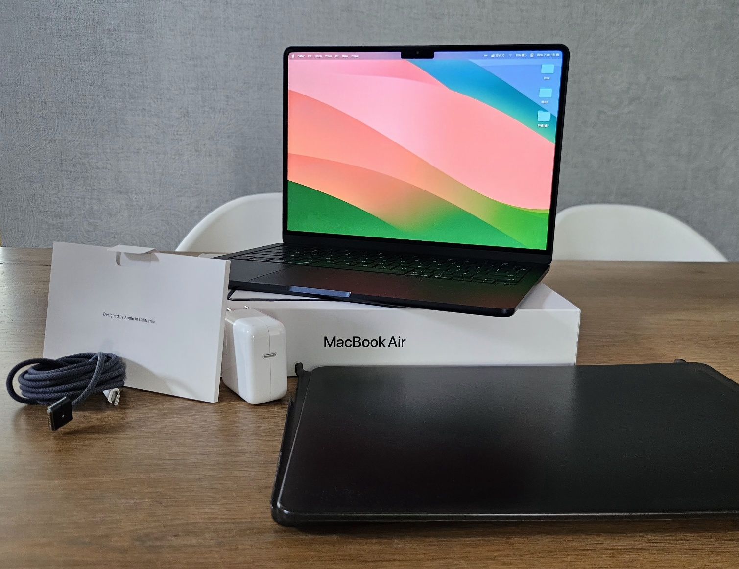 Apple MacBook Air M2 13.6 - stan idealny, plus dodatki