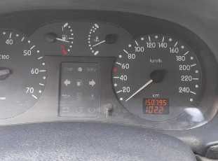Vendo Renault Clio de 2001, gasolina, com 150.000 km.