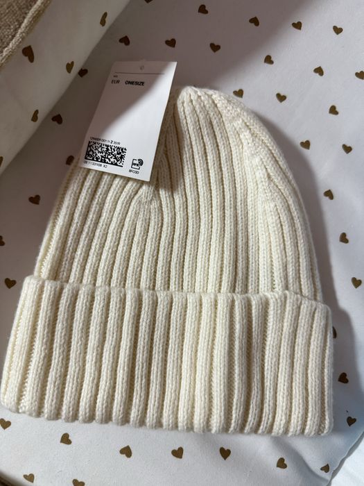 Молочна жіноча шапка Н&М