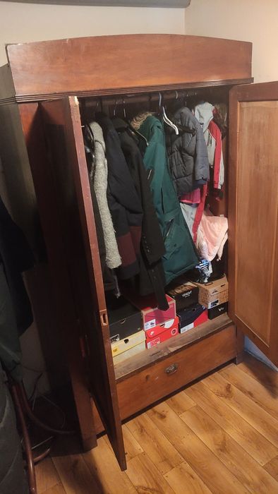 Szafa z lat 50 z litego drewna – antyk, oryginalne okucia