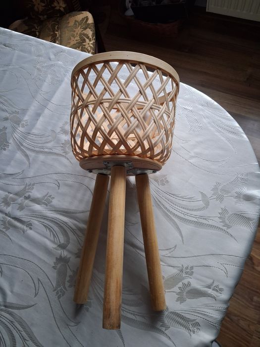 Drewniany stojak na kwiaty