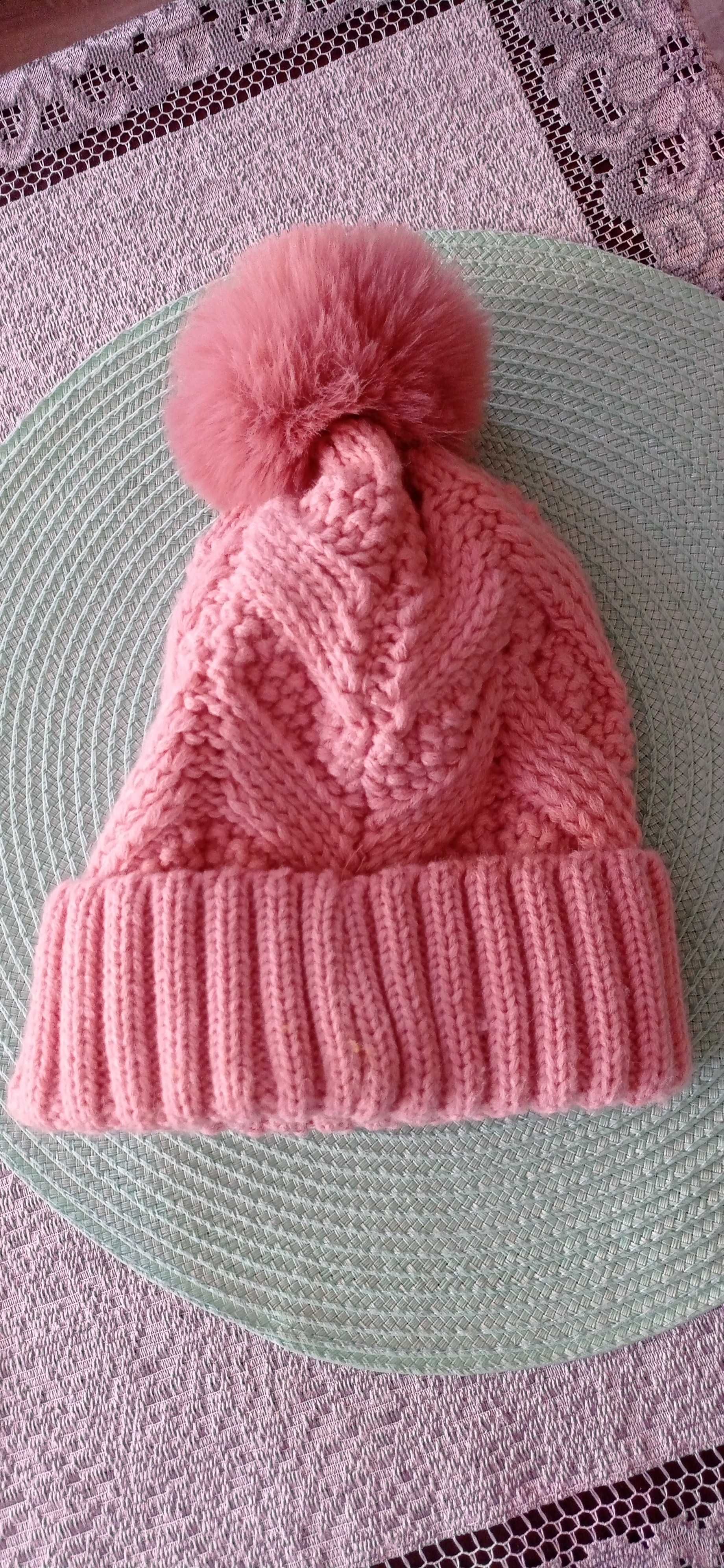 Zimowa różowa czapka damska z pomponem i perełkami