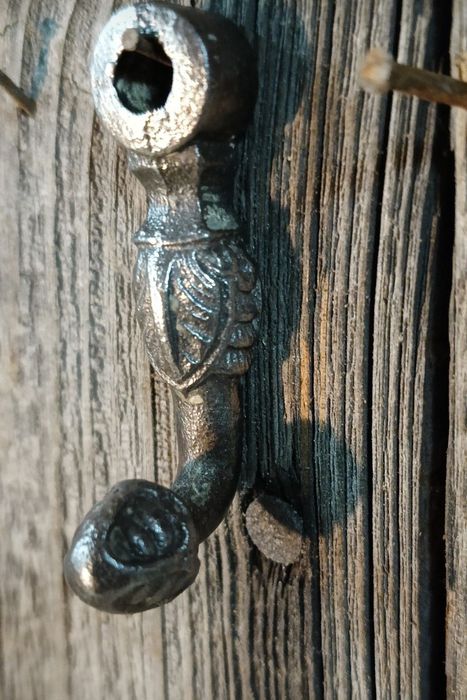 Stare okucia.Stare okna drewniane.