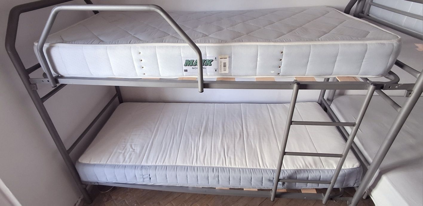 Cama beliche com calçado