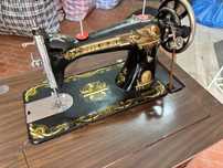 Máquina de costura Singer antiga a funcionar