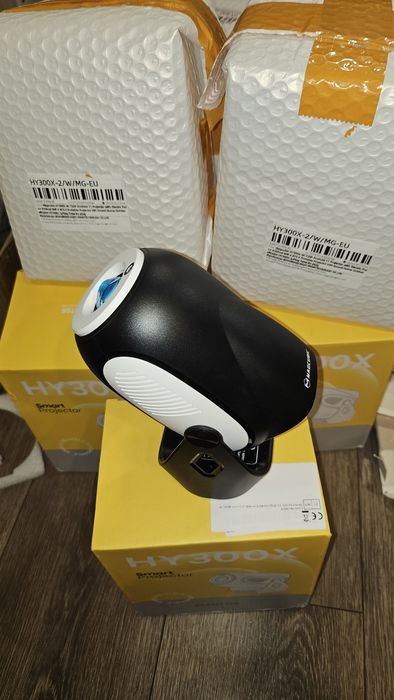 Проектор Panda Meets Pixel-Magcubic HY300X Portable Series