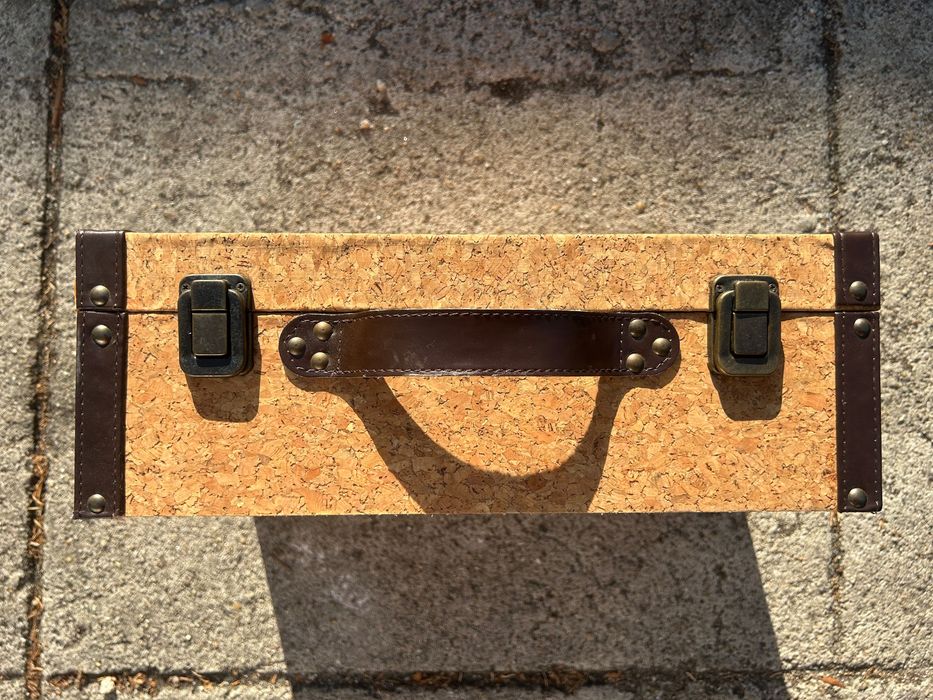 Mala decorativa em cortiça com arrumação