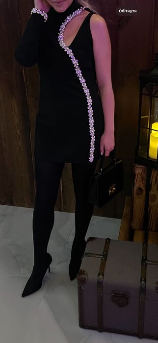 Плаття з камнями