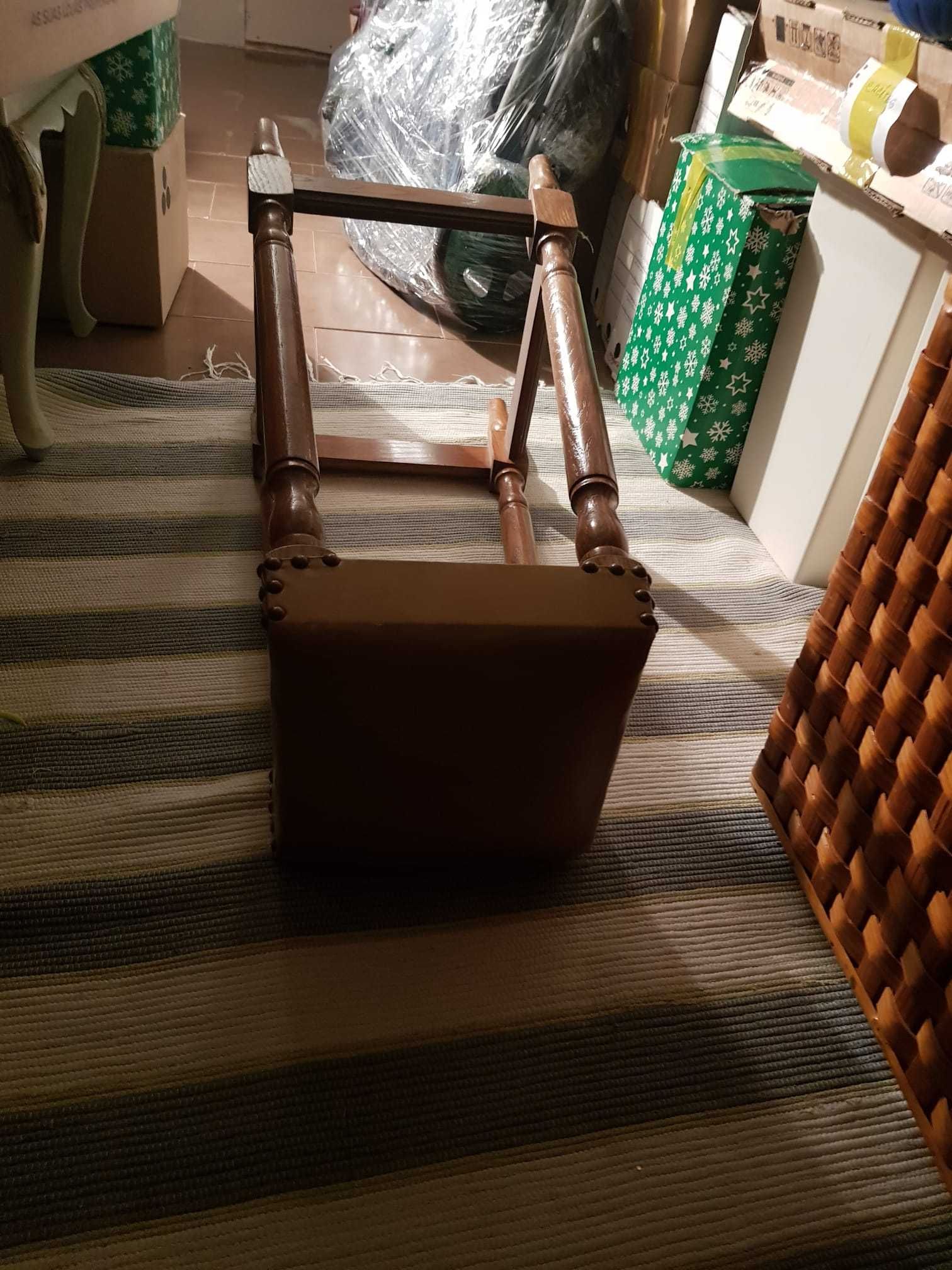 Vendo mesa de sala com 6 cadeiras em pele e 2 bancos de bar..