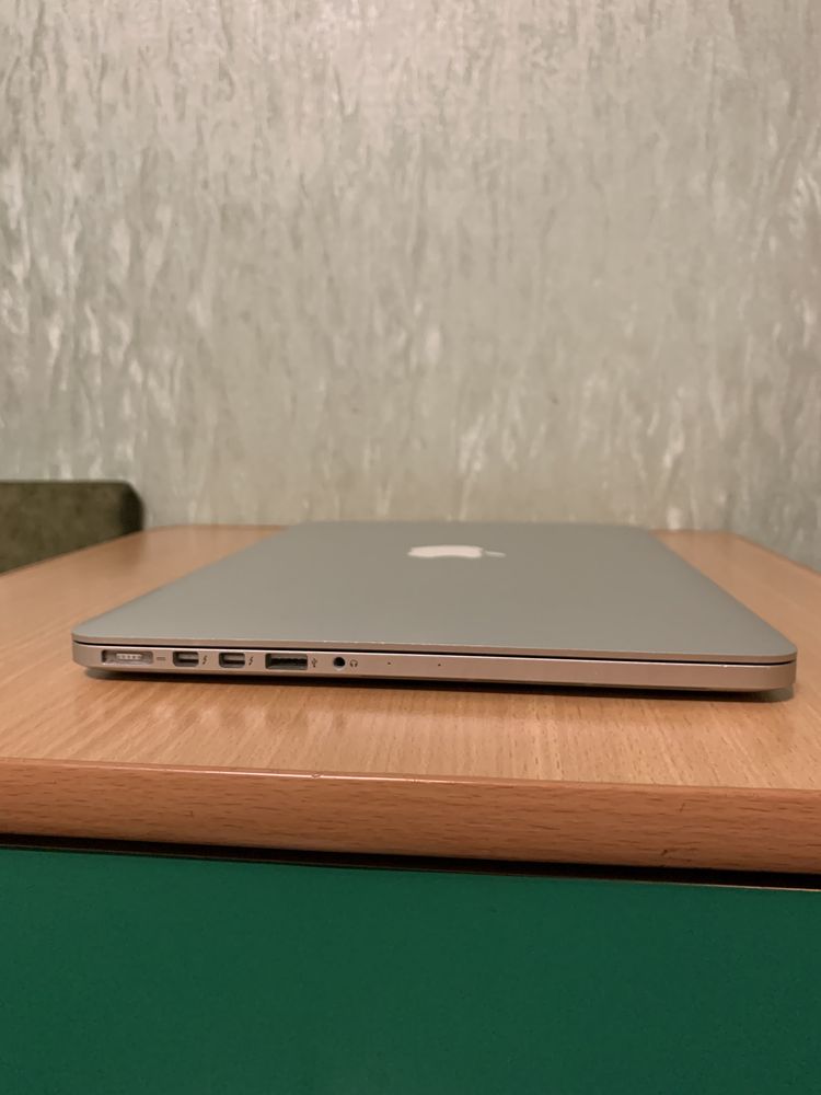 MacBook Pro 13 inches 2014, i5, memory 8, SSD 1Tb