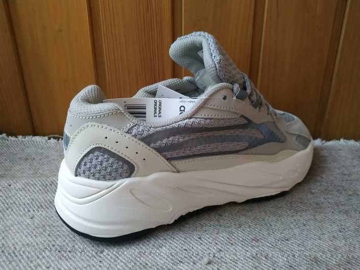 Женские кроссовки Adidas Yeezy Boost 700