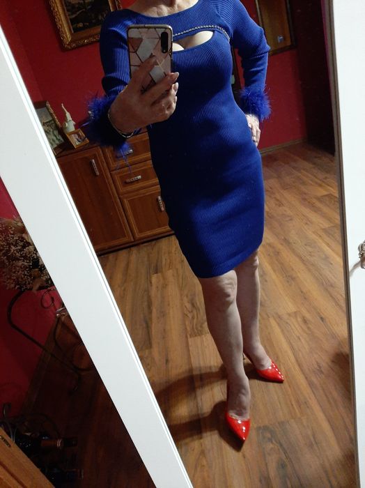 Sukienka w kolorze chabrowym.