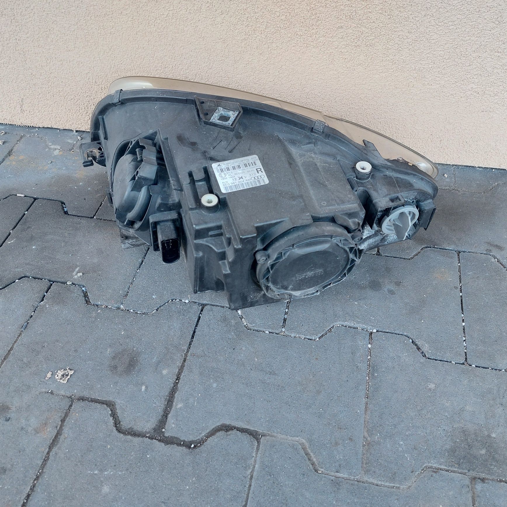 Lampa prawy przód A4 b7 biksenon