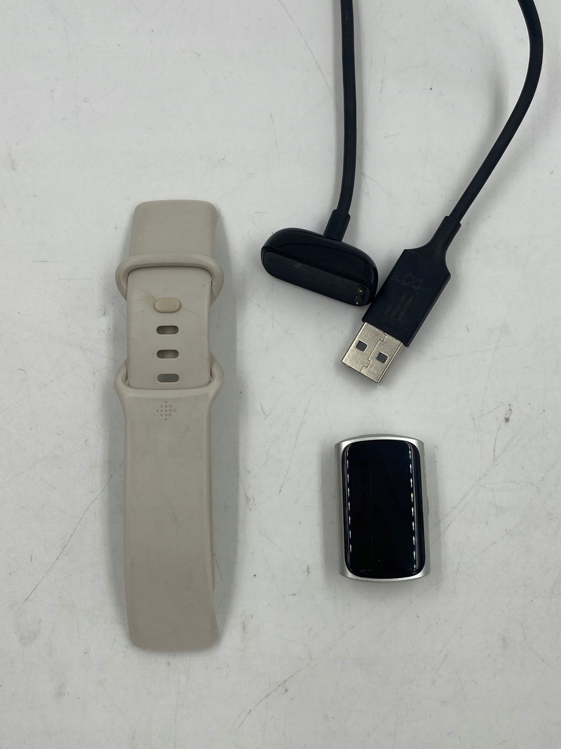 uszkodzony smartband fitbit charge6 biała opaska