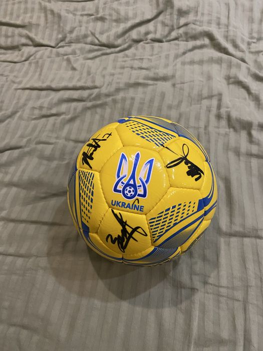 Мʼяч з автографами збірної України