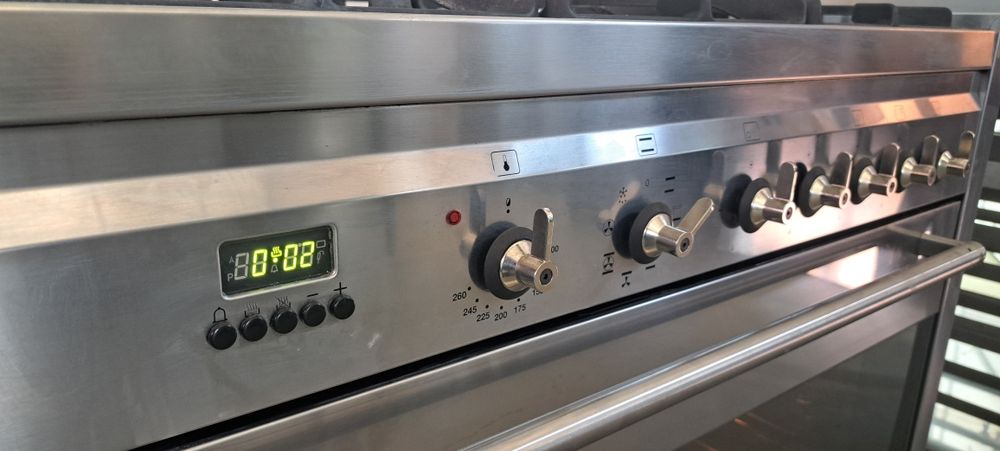 Професійна газова плита Smeg