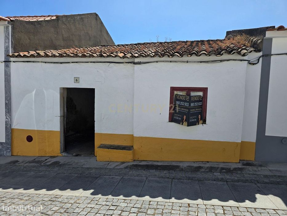 Moradia com quintal para remodelação em Viana do Alentejo