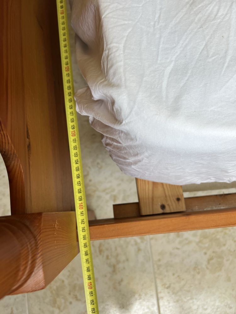 Cama de Casal em Madeira com Colchão – 190x140 cm