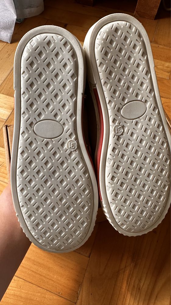 Skórzane obuwie z biała podeszwą buty do szkoły trampki