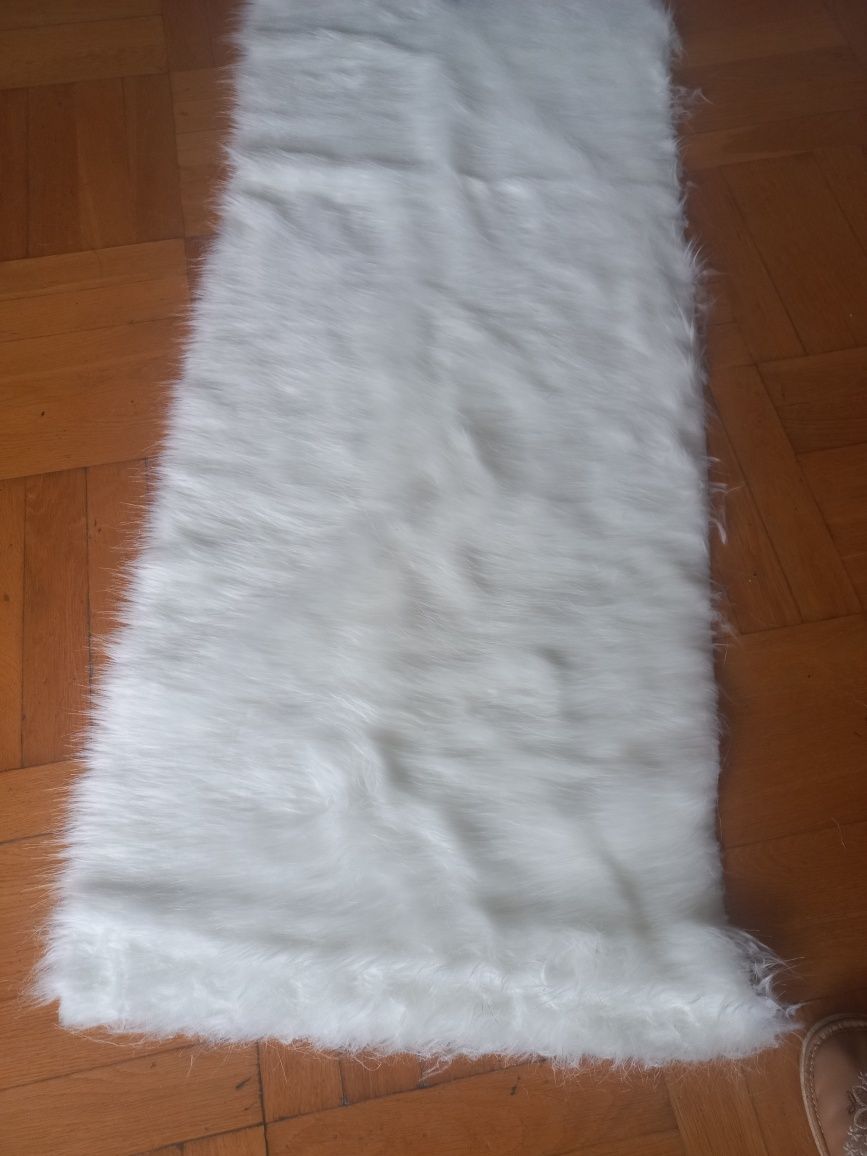 Sztuczne białe futro 0.50 cm szer 160cm
